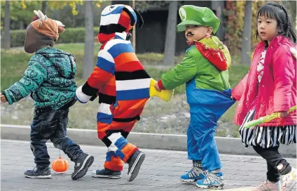  ?? JASON LEE/REUTERS ?? Revisão. Crianças celebram o Halloween em Pequim; criada em 1979, a regra do filho único foi abolida de vez em 2015