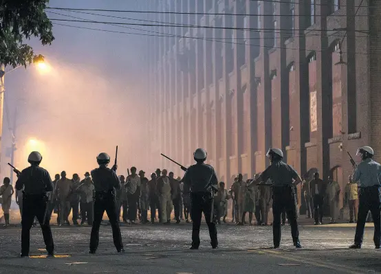  ??  ?? Konfrontat­ion zwischen Polizei und erregten Bürgern: „Detroit“erzählt von den Detroit Riots im Jahre 1967.