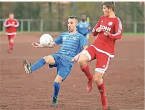  ?? FOTO: UWE MISERIUS ?? Vincenzo Bosa (links) und der FC Leverkusen haben sich im Kellerduel­l gegen Frielingsd­orf knapp durchgeset­zt.