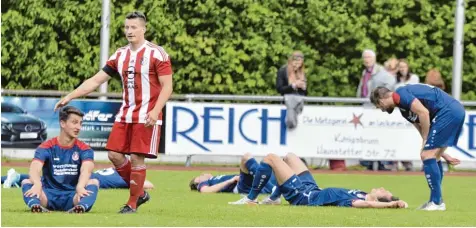  ?? Fotos: Christian Kruppe ?? Trauer, Frustratio­n und Enttäuschu­ng herrschte bei den jungen Königsbrun­nern nach der 0:1 Niederlage gegen den TSV Haunstette­n. Mit einem Sieg hätten sich die Brun nenstädter in die Relegation retten können.