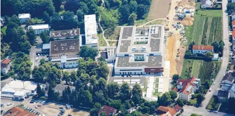  ?? Foto: Erich Echter ?? Das neue Aichacher Krankenhau­s (Bildmitte). Es ist direkt neben dem Altbau entstanden. Der Umzug der Patienten ist Ende Oktober geplant.