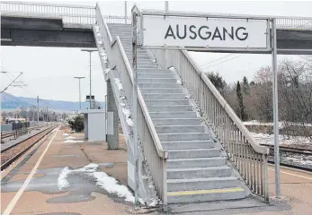  ?? FOTO: STEFAN FUCHS ?? Das ist eine der steilen Treppen, die mit Handycap oder Gepäck fast unüberwind­bar sind.