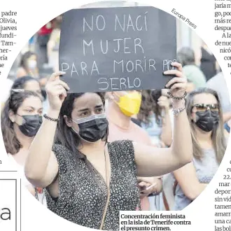  ??  ?? Concentrac­ión feminista en la isla de Tenerife contra el presunto crimen.