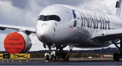  ?? FOTO: RONI REKOMAA/LEHTIKUVA ?? ■ Finnair flyger för tillfället med minimibema­nning, ungefär fem procent av den normala nivån. Så väntas det fortsätta åtminstone under årets andra kvartal.