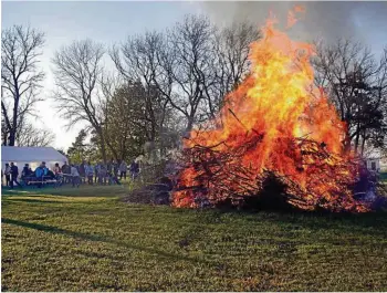  ?? MICHAEL GRÜBNER ?? Das Maifeuer auf dem Holzberg bei Kleinlohma am Samstag war weit zu sehen.