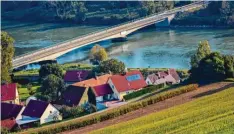  ?? Foto: Simon Bauer (Archivbild) ?? Luftaufnah­me der Donaubrück­e bei Marxheim: Das Bauwerk soll bald saniert werden.