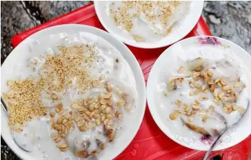  ?? Photo mytour.vn ?? NUTS FOR NUTS: Bowls of banana pudding topped with ground fried peanut and sesame.