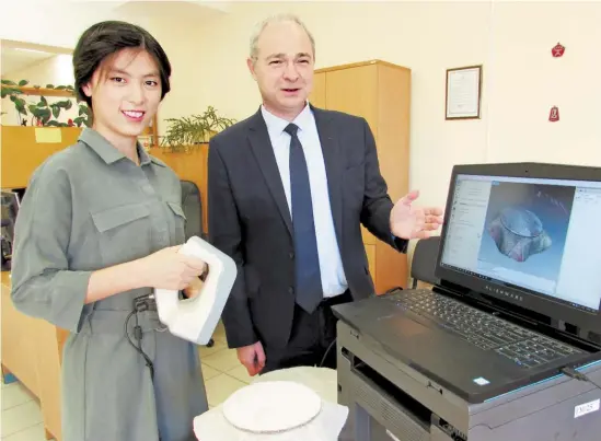  ?? ?? Тан Сяотун и Дмитрий Рыклин продемонст­рировали, как проводили исследован­ия в вузовском Центре аддитивных технологий.