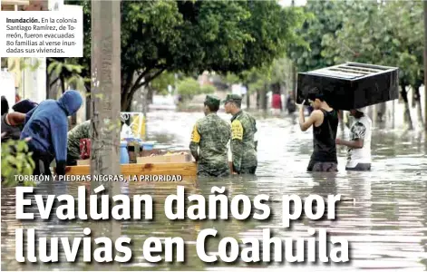  ??  ?? Inundación. En la colonia Santiago Ramírez, de Torreón, fueron evacuadas 80 familias al verse inundadas sus viviendas.en un mes la tercera parte de lo que todo un año. En Torreón llovió en tres días más de lo que todo un año.