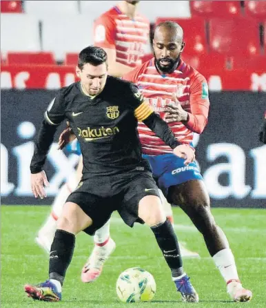  ?? FOTO: EFE ?? Messi y Foulquier, en el reciente Granada-Barça (0-4) de Liga
El 9 de enero el argentino logró un doblete y Griezmann, otro