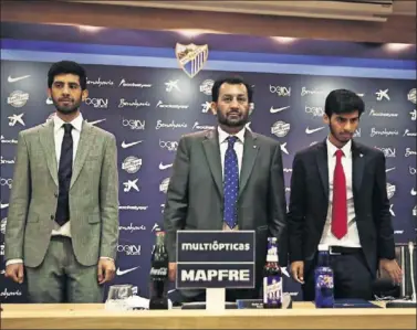  ??  ?? Nasser, Abdullah y Nayef Al Thani, en una imagen de archivo en la sala de prensa de La Rosaleda.