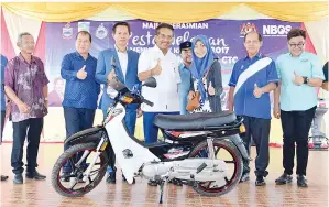  ??  ?? LIMUS (tiga dari kiri) bersama Isnin (dua dari kiri), Musa (tengah), Abdul Rahim (empat dari kanan), Raezafaiza­l (kanan) ketika menyampaik­an hadiah pengunjung bertuah berupa sebuah motosikal kepada pemenangny­a.