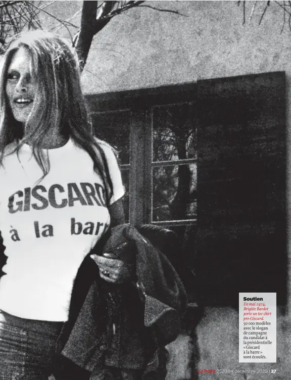  ??  ?? Soutien
En mai 1974, Brigitte Bardot porte un tee-shirt pro-Giscard.
50 000 modèles avec le slogan de campagne du candidat à la présidenti­elle « Giscard à la barre » sont écoulés.