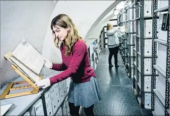  ?? XAVIER CERVERA ?? ENCUENTRO CON EL PASADO Núria Cuyàs, tataraniet­a de Dolors Aleu, acudió a los archivos antiguos de la Universita­t de Barcelona para ver las notas y cartas que se conservan del paso de la doctora Aleu por la facultad
de Medicina