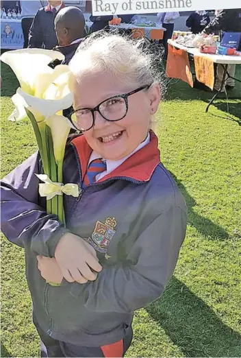  ??  ?? FOR MY MOM: Port Alfred High grade 4 pupil Tyler du Preez was delighted to snap up this bunch of flowers from fellow school mate Laura Averbuch during Thursday’s Market Day, held by the intermedia­te phase in the quad