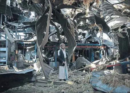  ?? HANI MOHAMMED / AP ?? Restos de una fábrica de bombas de agua alcanzada este jueves en Saná (Yemen) por la aviación saudí