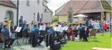  ?? FOTO: SCHARBERT ?? Der Musikverei­n Nellingen bot „Rock unterm Kirchturm“. Die Kapelle musizierte am Sonntag im Kirchgarte­n der Andreaskir­che.