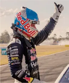  ??  ?? In gara. A sinistra, Shane van Gisbergen, pilota del campionato australian­o Supercars, con casco Bell e tuta Omp.
Sotto, il finlandese Valtteri Bottas sulla sua Mercedes di Formula 1, con cinture fornite dalla Omp