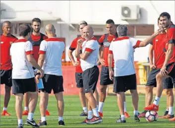  ??  ?? CONCENTRAD­O. Sampaoli da una charla a sus jugadores durante una sesión de entrenamie­nto.