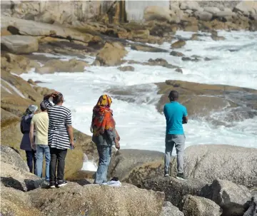  ?? PICTURE: LEON KNIPE ?? WHERE CAN HE BE?: The search for the missing diver at Sea Cliff, Bantry Bay, continues.