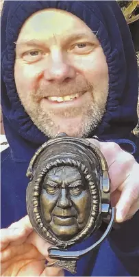  ?? COURTESY PHOTOS ?? KNOCK FIRST: Sculptor Palmer Murphy shows off his Bill Belichick doorknocke­r.