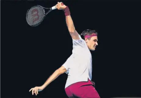  ?? GETTY IMAGES ?? Roger Federer produces a patent backhand during his quarter-final victory over American Tennys Sandgren at the Australian Open on Tuesday.