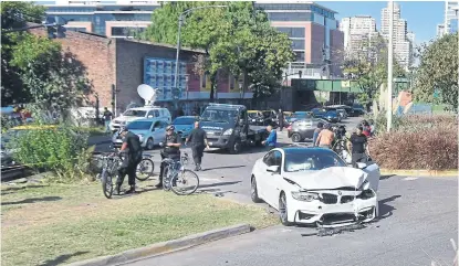  ?? Fotos de télam ?? El lujoso auto destrozado, a metros de Salguero y la Costanera Rafael Obligado