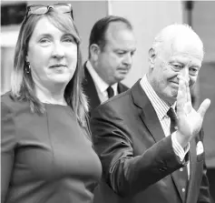  ?? — AFP photo ?? de Mistura (right) gestures as he arrives to attend a round of negotiatio­n, during the Intra Syria talks, at the European headquarte­rs of the United Nations in Geneva.