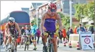  ?? QIN JIE / FOR CHINA DAILY ?? Foreign athletes take part in this year’s internatio­nal triathlon competitio­n in Liuzhou.
