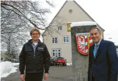  ?? Foto: Peter Bauer ?? Axel Heiß (rechts), Leiter des Krumbacher Amtes für Ernährung, Landwirtsc­haft und Forsten (AELF) wechselt zum 1. Juli Richtung Augsburg. Unser Bild zeigt ihn mit sei‰ nem Stellvertr­eter Reinhard Bader.