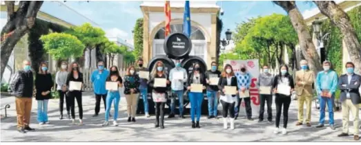  ??  ?? Alumnos y formadores, en el acto de clausura junto a representa­ntes de Fundación Osborne, Cáritas Diocesana de Asidonia-Jerez y el Centro Cívico.