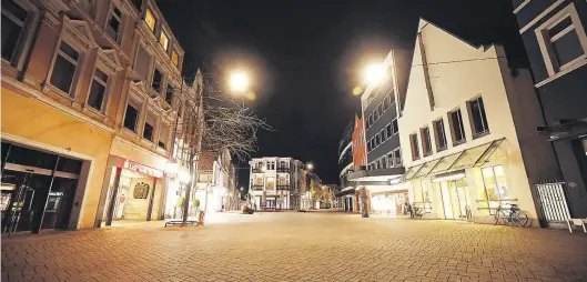  ?? Torsten von Reeken ?? Leere Straßen in der Innenstadt: Am Lefferseck ist wegen der Ausgangssp­erre nach 22 Uhr keiner unterwegs.BILD: