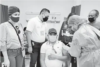  ?? FOTO: EL DIARIO ?? Personal de salud vacunando a un docente de Chone.