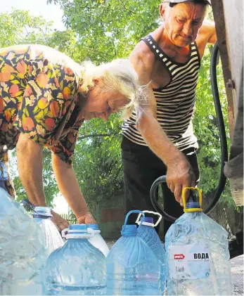  ?? Foto: Petr Štefan, Člověk v tísni ?? Když je voda vzácná Ve vesnici Jelenovka, ležící asi pětadvacet kilometrů jižně od Doněcku, pomáhal Člověk v tísni s distribucí pitné vody.
