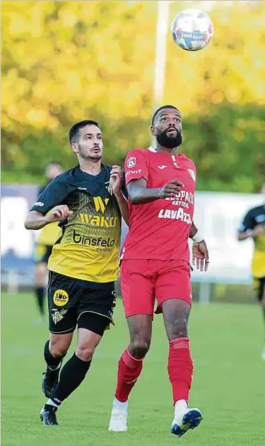  ?? Foto: Albert Krier ?? Ricardo Delgado (r.) setzt sich mit Hesperinge­n zunächst gegen Niederkorn um Yannick Bastos und dann gegen Hostert durch.