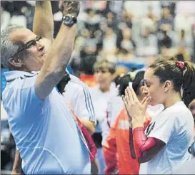  ?? FOTO: AP ?? Geddert celebra el oro en el Mundial de Tokio’2011 de la americana Jordyn Wieber