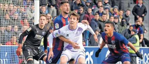  ??  ?? PARTIDO INTENSO. El Huesca se llevó los tres puntos ante el Numancia en un encuentro con mucha intensidad por ambos equipos.