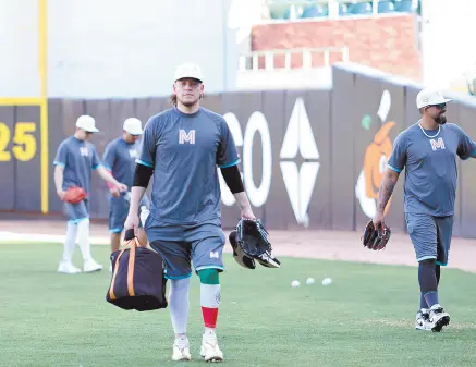  ?? ?? l Wilmer Ríos carga una maleta en el entrenamie­nto de los Naranjeros, en el estadio Fernando Valenzuela.