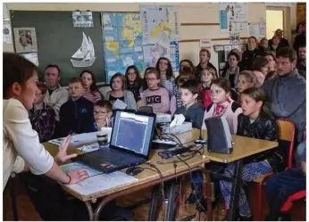  ??  ?? Les familles étaient réunies pour le départ de la grande course en solitaire !