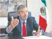  ??  ?? El representa­nte de México ante la ONU, Juan Ramón de la Fuente, encabezó la presentaci­ón del material audiovisua­l.