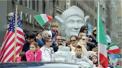  ?? (Epa) ?? A New York Un’immagine delle celebrazio­ni per il «Columbus Day»: il corteo scorre lungo la Quinta Strada ogni secondo lunedì di ottobre