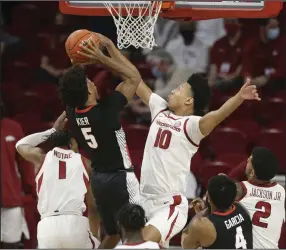  ?? (NWA Democrat-Gazette/Charlie Kaijo) ?? Arkansas freshman forward Jaylin Williams (10) blocks a shot by Georgia’s Justin Kier during the first half of Saturday’s game. In 20 minutes, Williams scored only 2 points but also had 9 rebounds, 2 assists, 1 block and 1 steal. More photos available at arkansason­line.com/110ugaua.