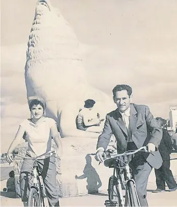  ??  ?? Disfrute. Madre y abuelo en Mar del Plata. Antes también hubo momentos complicado­s.