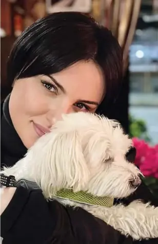  ?? ?? SEMPRE CON LEI
La cantante Arisa, 41, con l’amato cagnolino Titti, che ha portato con sé anche al Festival di Sanremo.