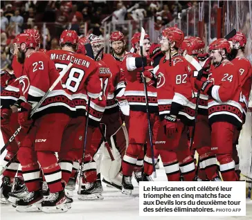  ?? PHOTO AFP ?? Le Hurricanes ont célébré leur triomphe en cinq matchs face aux Devils lors du deuxième tour des séries éliminatoi­res.