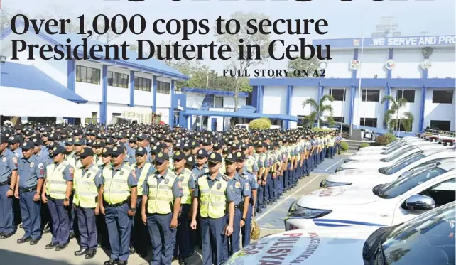  ?? CONTRIBUTE­D FOTO / POLICE REGIONAL OFFICE 7 ?? BUSIER MONDAY. Some 1,100 police officers gathered on Sunday in the Police Regional Office 7 for their final briefing ahead of today’ s visit to Cebu by President Rodrigo Duterte and other officials.