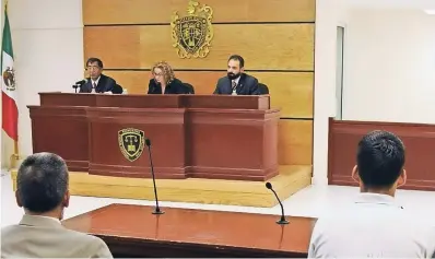  ??  ?? Sergio BARRAZA confesó y ubicó el lugar exacto en que arrojó y quemó el cuerpo de su víctima, y pidió perdón en la audiencia de juicio oral. Los jueces de primera instancia catalina ochoa contreras, netzahualc­óyotl zúñiga Vázquez y Rafael Boudid decidieron, en abril de 2010, absolver y liberar al asesino