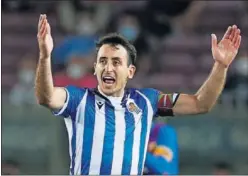  ??  ?? Mikel Oyarzabal protesta durante un partido.