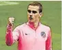  ??  ?? Griezmann y el Barça, ya que uno no está gestionand­o bien el fichaje ni el francés su salida.