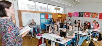  ?? Foto: Andreas Brücken ?? Klassenleh­rerin Katrin Dietz macht gerne Unterricht bei ihren Sechstkläs­slern. Und die 21 Schüler erzählen mit Begeisteru­ng, was ihnen an der Sendener Wiss besonders gut gefällt. SENDEN